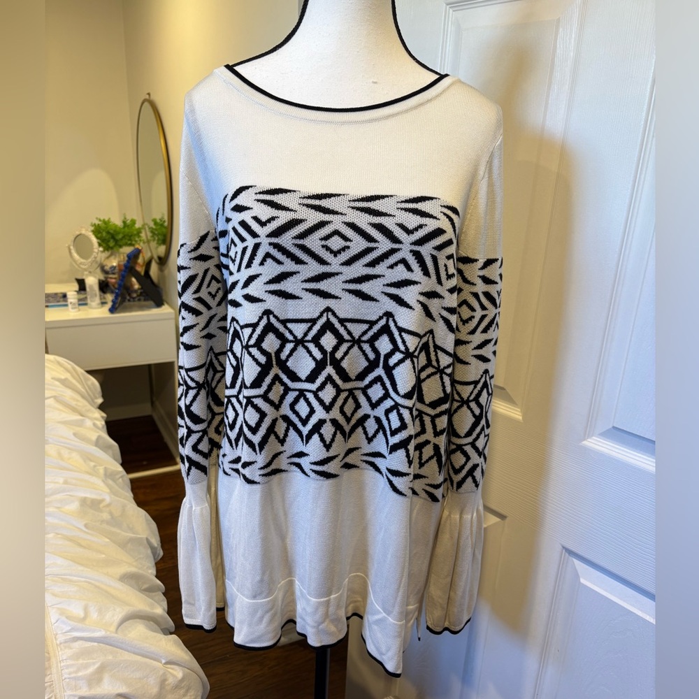 🌷Michel Studio Geometric Knit Bell Sleeve Sweater | Black & White | 2X 3/$30